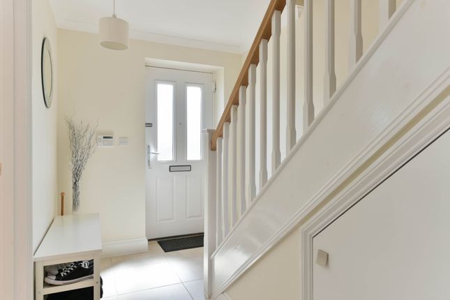 4, Park Farm Court, Epsom photo 2