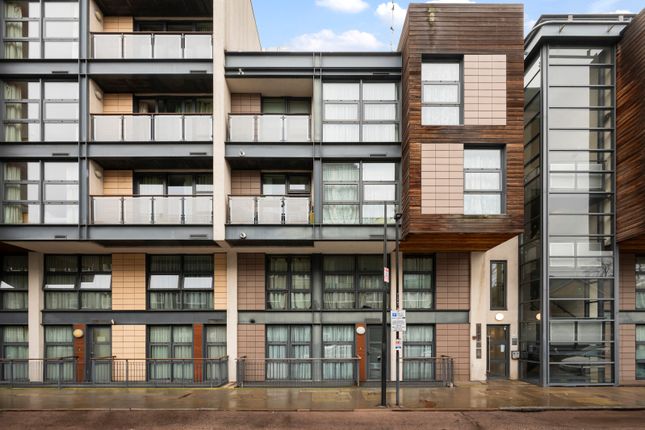 Flat for sale in Byng Street, Millwall