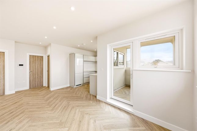 Flat 26, 39 Pemberton Court, Portelet Road, London photo 4