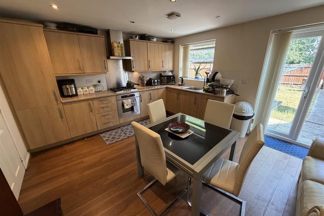 18, Enders Close, Enfield photo 4