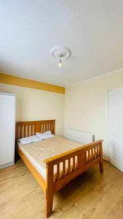 Flat to rent in Millbrook Gardens, Romford