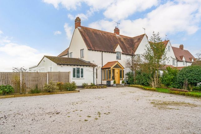 Semi-detached house to rent in Banbury Road, Warwick, (Short Let)