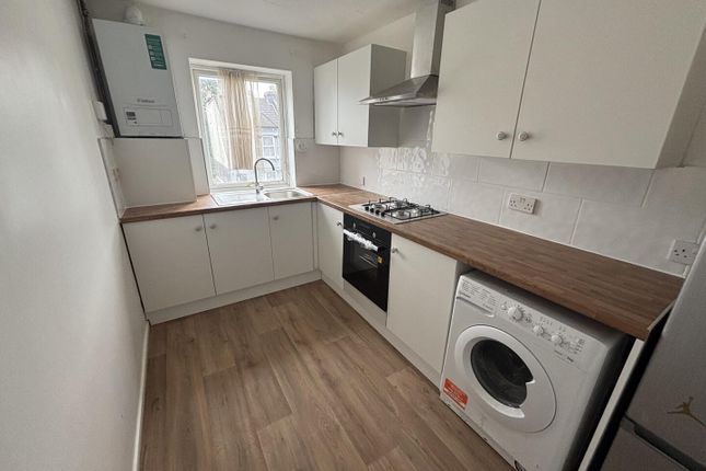 Flat 4, Ashford Court, Whitehorse Lane, London photo 3