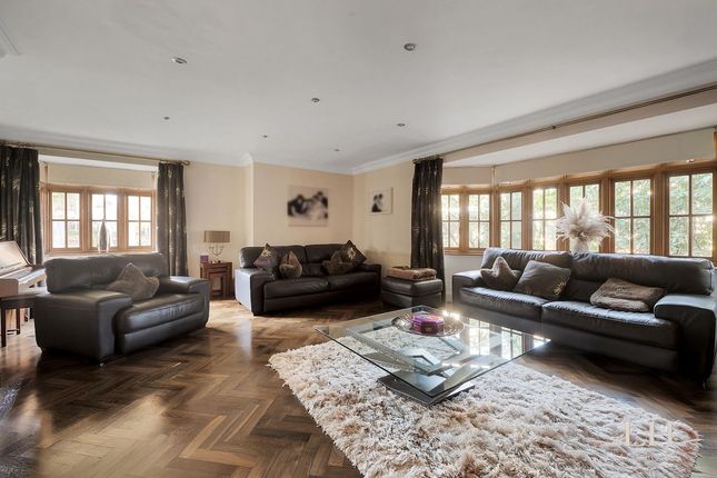 Detached house for sale in Elm Grove, Hornchurch
