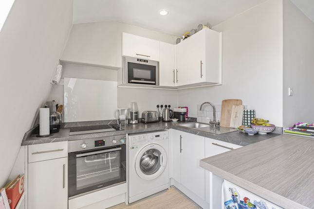 Flat Flat 7, 1b, Oak Road, London photo 2