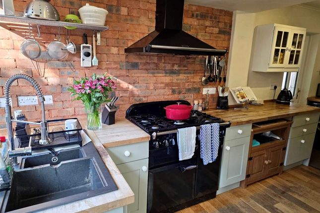 Hillside Road, Leek photo 4