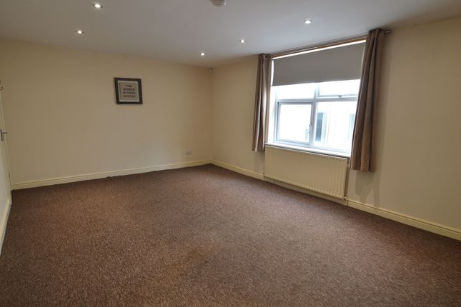 Flat to rent in Hainton Avenue, Grimsby DN32