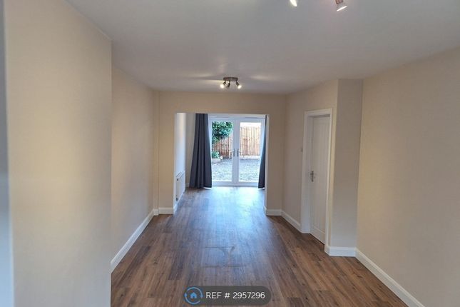Horseshoe Close, Camberley photo 5