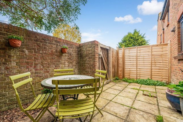 20 Bishopsgate Walk, Chichester photo 3