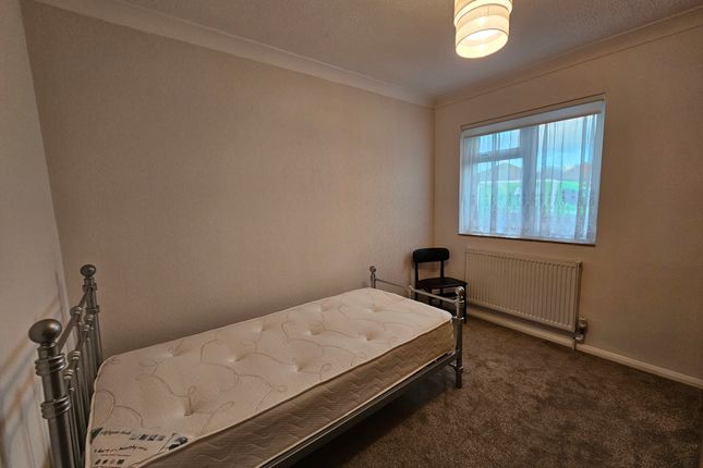 Bungalow to rent in Cranbrook Drive, Luton
