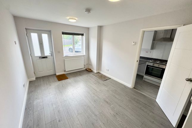 9, Woodger Close, Guildford photo 3