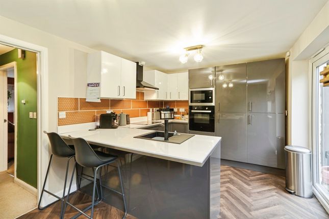 6, Low Whin Close, Keighley photo 4