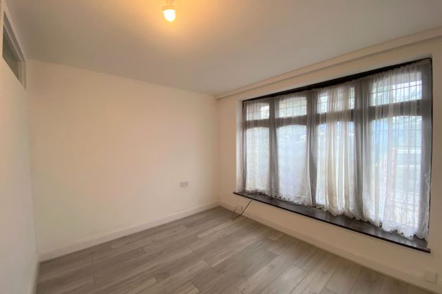 97, Porters Avenue, DAGENHAM photo 4