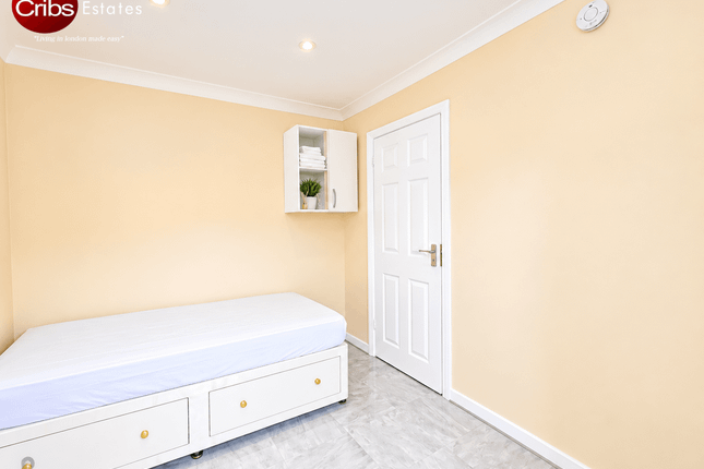 4 Sycamore Gardens, Mitcham photo 2