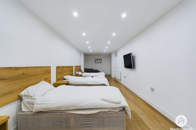 Flat 1, 665 Barking Road, London photo 3