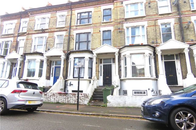 Flat to rent in Stockwell Road, London