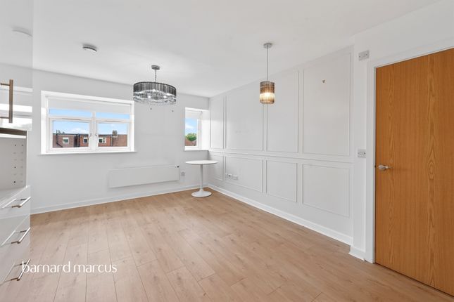 Flat 22, Parkgate House, 356, West Barnes Lane, New Malden photo 4