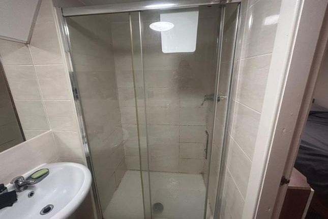 A Well-Maintained Bathroom Featuring A Spacious Sh...