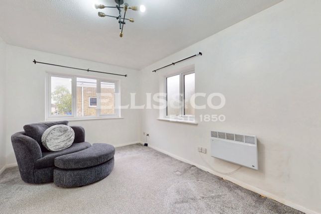 27, Caroline Close, West Drayton photo 2