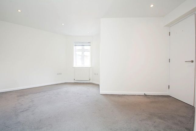 Flat to rent in The Green, London