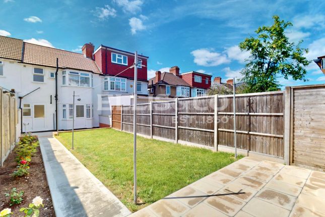 154, Wadham Gardens, Greenford photo 3