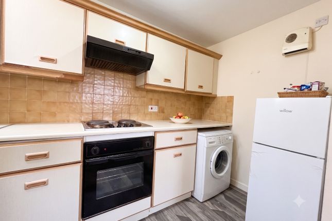 Flat 13, Waynes Court, Luton photo 4