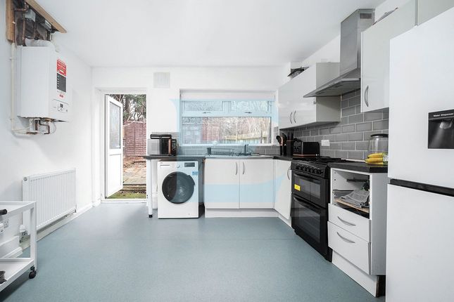 253, Watling Avenue, Middlesex photo 4