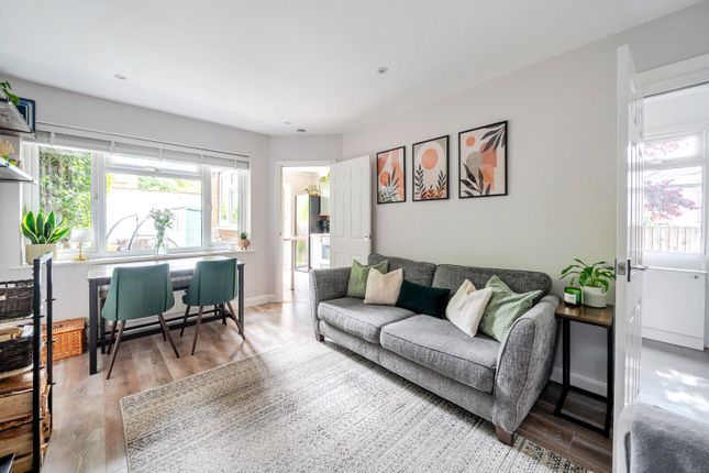 17, Wolsey Grove, Esher photo 3