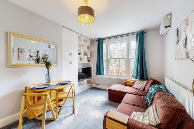 Flat to rent in Reform Street, London