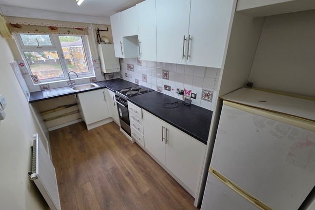 74, Luton photo 3