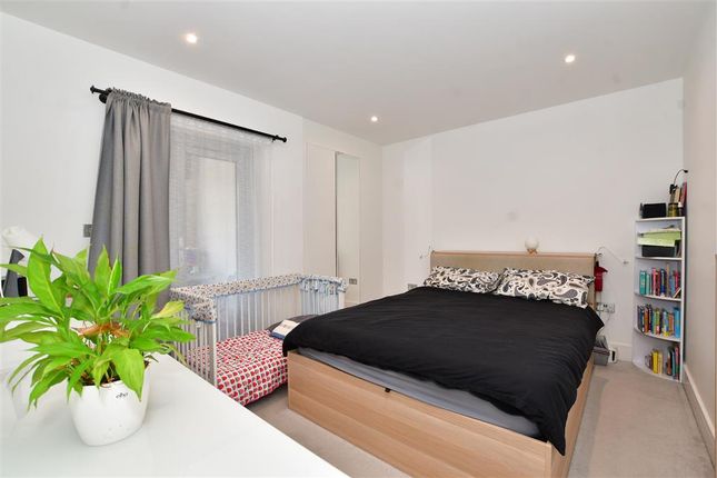 Flat for sale in Dagnall Park, London