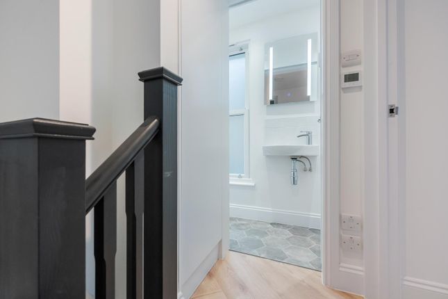 Flat for sale in Lavender Hill, London