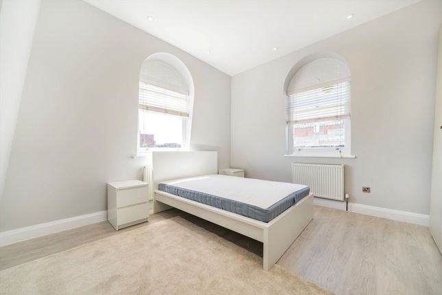Top Floor Flat, 95, Lewisham High Street, London photo 4