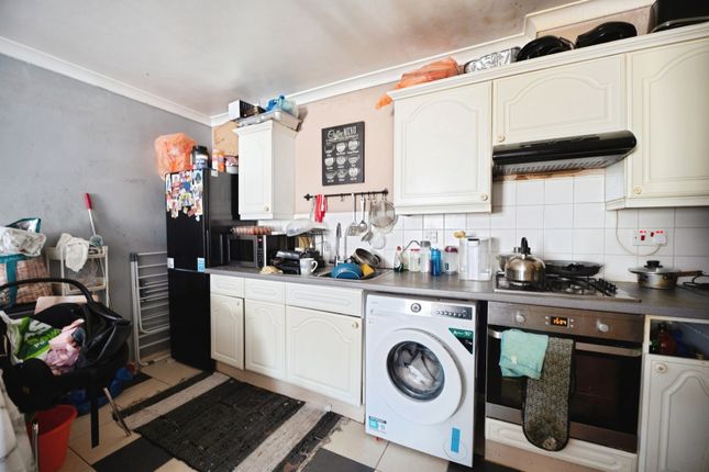 Flat 7, Hitchman House, 19a, Collier Row Road, Romford photo 3
