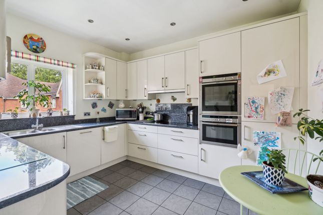 4 The Callanders Heathbourne Road, Bushey photo 4