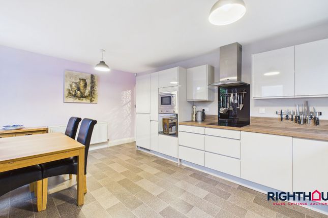 28 Nab Wood Grove, Shipley photo 2