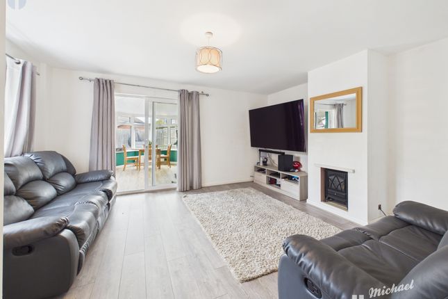 13 Eeles Close, Aylesbury photo 2