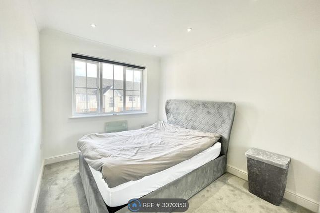 Flat, St Gregorys House Addison Court, Epping photo 5
