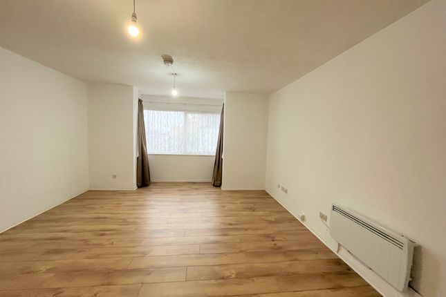 flat 2, 250 The Colonnade, Station Road, Westcliff-on-Sea photo 3