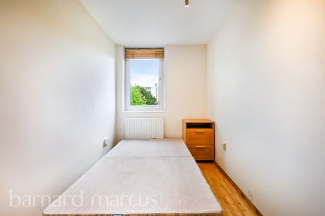 Flat to rent in Winterfold Close, London