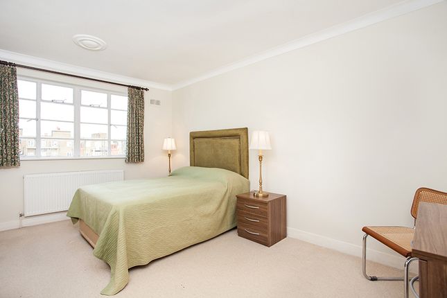 Flat for sale in The High Parade, Streatham High Road, London