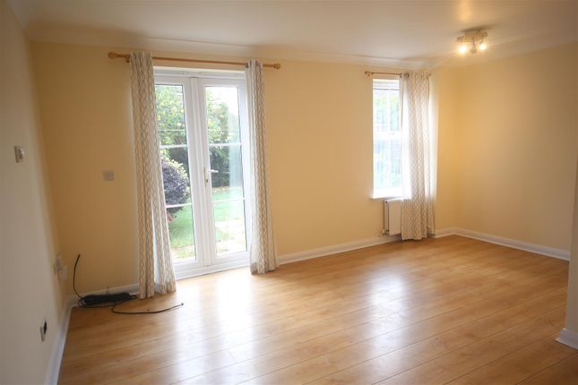 18, Walker Crescent, Slough photo 2