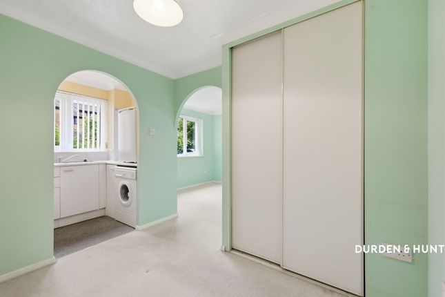 34 Lesney Gardens, Rochford photo 4