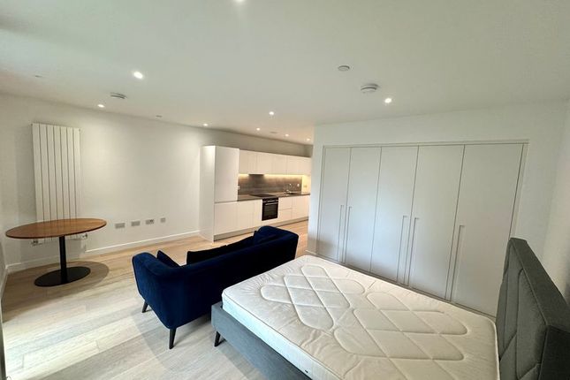 26 Caravel House, Regalia Close, London photo 3