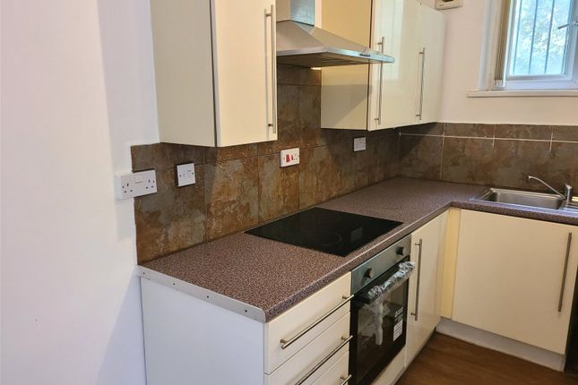 Flat B, 50, Thornhill Road, West Yorkshire photo 4