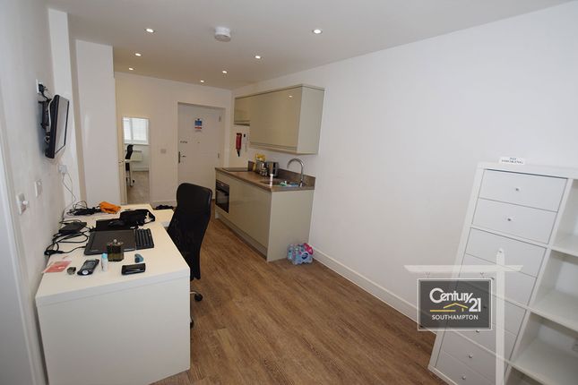 Flat to rent in |Ref:R205925|, Canute Road, Southampton