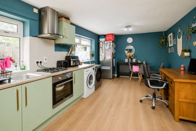 5, Dodge Holme Drive, Halifax photo 4