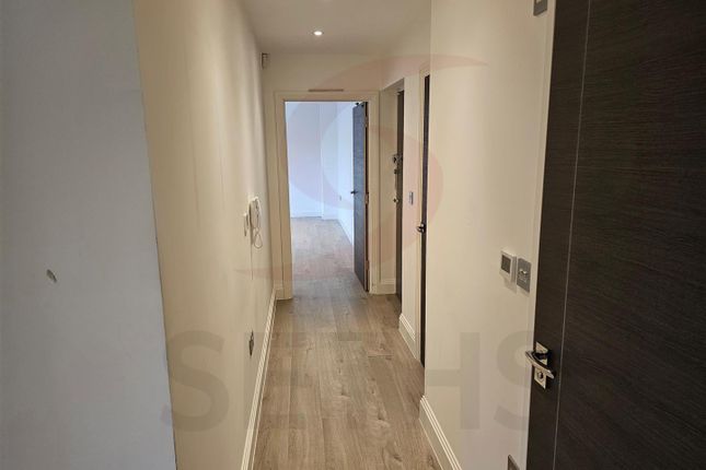Flat to rent in Dacres Road, London