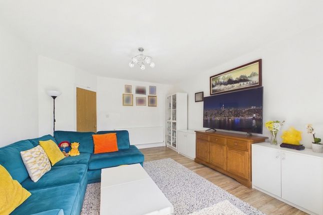 31 Sandown Way, Northolt photo 3