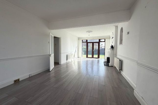 44, Whalebone Grove, Romford photo 3